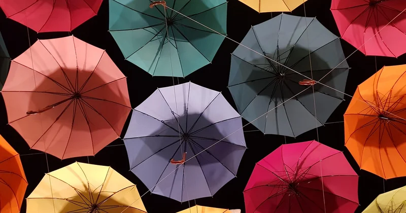 Monter sous la pluie ou par vent fort : les astuces de survie